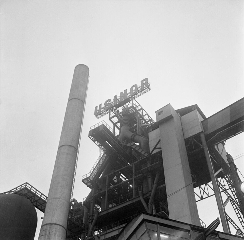 Enseigne de l'usine Usinor de Louvroil.